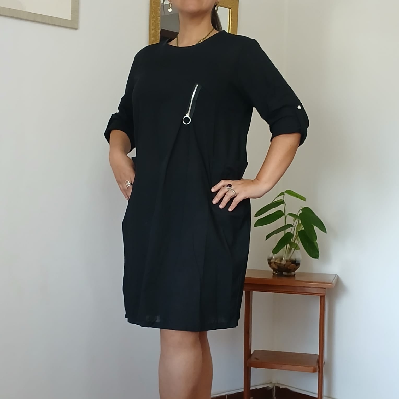 Vestido Negro con Cierre Decorativo